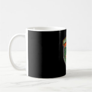 Caneca De Café Insígnia de acampamento feliz barraca montanha fog