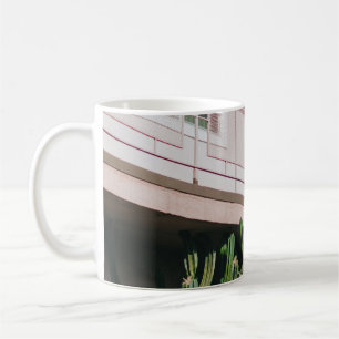 CANECA DE CAFÉ INSTALAÇÃO DE CABEÇA VERDE PERTO DA CONSTRUÇÃ