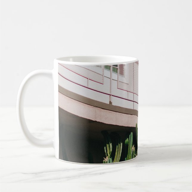 CANECA DE CAFÉ INSTALAÇÃO DE CABEÇA VERDE PERTO DA CONSTRUÇÃO (Esquerda)