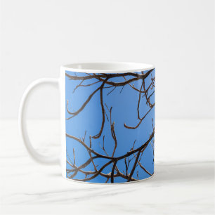 Caneca De Café Intricate Bare Branches Silhouette Against Vivid B