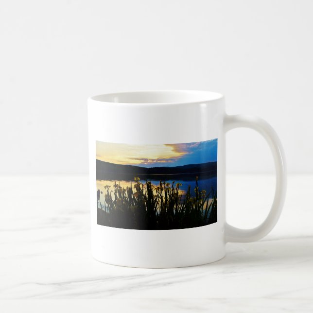 Caneca De Café Íris Amarelo no lago da margem (Direita)