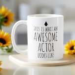 Caneca De Café Isto é o que parece um Ator Incrível<br><div class="desc">Libere a estrela interior no café com a nossa "Isto é como um Ator Incrível se parece" Mug. Criada com um toque de glamour, esta caneca é uma homenagem aos atores incríveis que dão vida às histórias. Apresentando uma proclamação ousada, é mais do que uma caneca; é uma celebração do...</div>