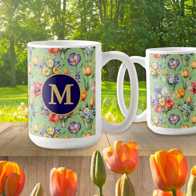 Caneca De Café Jardim das Flores da primavera - Monograma Verde (An elegant monogrammed mug for garden lovers, with Spring flowers pattern on a green background)