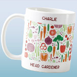 Caneca De Café Jardineiro Personalizado<br><div class="desc">Um padrão de arte vegetal divertido,  perfeito para o seu jardineiro favorito. Altere o nome e o texto do Jardineiro Chefe para personalizar. Arte original de Nic Squirrell.</div>