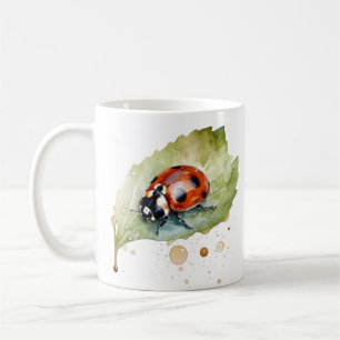 Caneca De Café Joaninha sentada em uma folha em vibrante aquarela