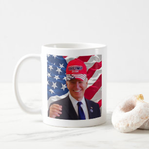 Caneca De Café Joe biden Vestindo Um Chapéu De Trump