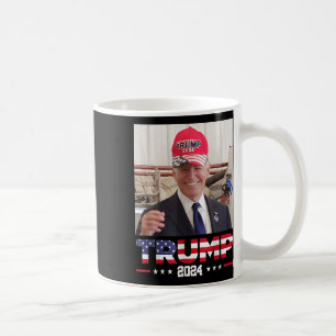 Caneca De Café Joe Biden Vestindo Um Chapéu De Trump