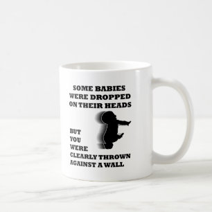 Caneca De Café Jogada Contra Uma Muralha Engraçada