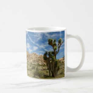 Caneca De Café Joshua Trees e Paisagem do Deserto do Céu Azul
