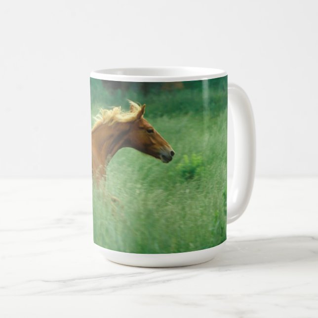 Caneca De Café Jovem Stallion Atravessa O Prado (Frente Esquerda)