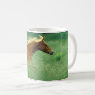 Caneca De Café Jovem Stallion Atravessa O Prado