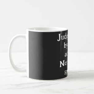 Caneca De Café Julgar Pessoas por ações que não se soletram