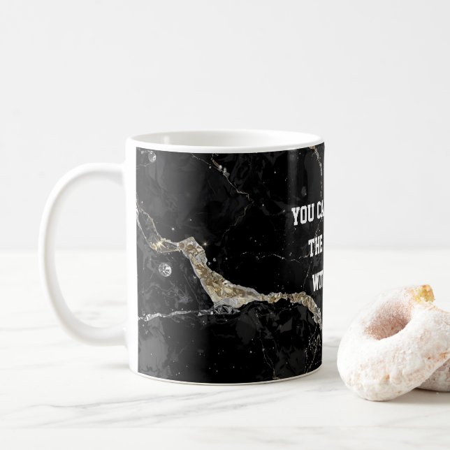 Caneca De Café Kintsugi preto e dourado estético com humor sutil (Com Donut)