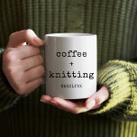 Caneca De Café Knitter de Texto Editável para o Café Personalizad<br><div class="desc">Para tricotadores que precisam do café para se manterem criativos, esta caneca de café personalizável é a combinação perfeita! Com uma citação divertida de tricô, esta caneca pode ser personalizada com seu nome e uma mensagem especial, fazer-a um presente pensativo para o entusiasta de tricô em sua vida. Quer você...</div>