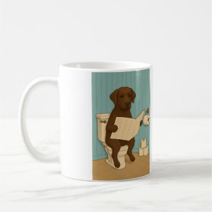 Caneca De Café Labrador de Chocolate Lendo Jornal em Banheiro