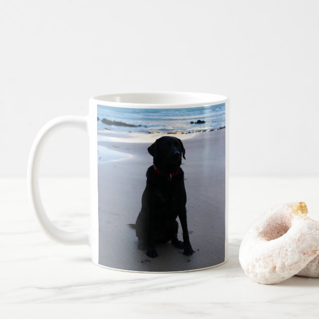 Caneca De Café Labrador preto em uma praia (Com Donut)
