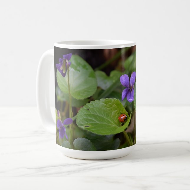 Caneca De Café Ladybug em Flores de Violeta Doce (Frente Esquerda)