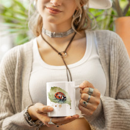 Caneca De Café Ladybug sentado numa folha de aquarela vibrante