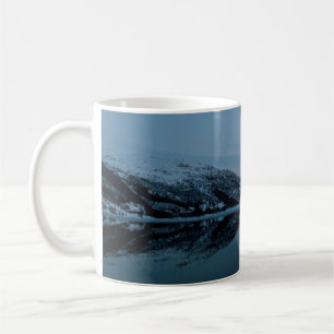 CANECA DE CAFÉ LAGO ARREDONDADO POR MONTANHAS