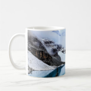 CANECA DE CAFÉ LAGO PRÓXIMO À MONTANHA COBERTA DE NEVE DURANTE 