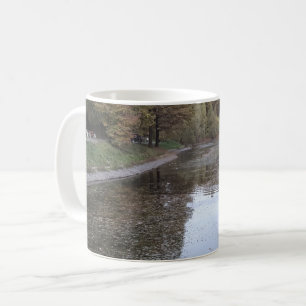 Caneca De Café Lago Tranquilo de Outono – Edição Escandinava