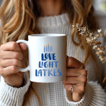 Caneca De Café Lâmpadas de Amor | Hanukkah Moderno Whimsical<br><div class="desc">Descubra um Hanukkah Latkes Mug lúdico, moderno e vibrante com impressão frente e verso. Apresenta um motif menorah minimalista em azul e amarelo, complementado por uma inscrição azul esbranquiçada. A caneca vem em capacidade de 15 oz, com alternativo de tamanho de 11 oz. É seguro tanto para micro-ondas como para...</div>