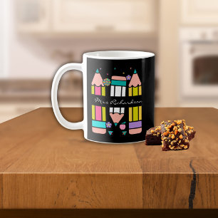 Caneca De Café Lápis de nome de professor colorido preto desenho 