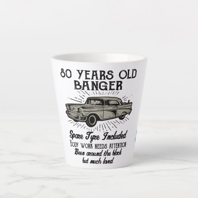 Caneca De Café Latte 80 de Aniversário Engraçado Carro-Retro Banger Dat (Frente)