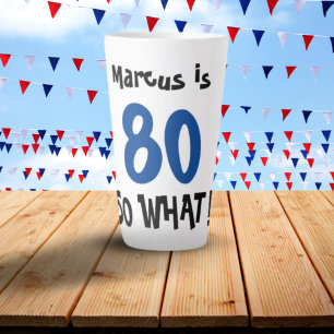 Caneca De Café Latte 80 Que 80 de Tipografia Positiva Engraçada Aniver
