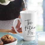 Caneca De Café Latte A futura Sra. e o seu nome | Presente de Beleza Mo<br><div class="desc">Apresentando "A futura Sra. e seu nome", o moderno dom da beleza set de Zazzle Comemora a alegria ocasião da futura Sra. com um presente de beleza moderno de Zazzle que combina luxo, personalização e estilo. Este conjunto exclusivo de presentes foi projetado para fazer com que ela se sinta realmente...</div>