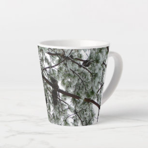 Caneca De Café Latte Abaixo da neve coberta pela árvore de pinheiro Fo