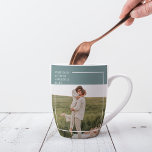 Caneca De Café Latte Adorável Presente da Família Verde de Fotos Modern<br><div class="desc">Apresentando a família verde de fotos moderna e adorável presente! Este presente é uma forma perfeita de capturar e celebrar o amor e o vínculo dentro de uma família, ao mesmo tempo que adiciona um toque de elegância e modernidade a qualquer decoração doméstica.O Adorável Fotógrafo da Família Verde Moderna não...</div>