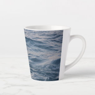 Caneca De Café Latte Água do mar vista aproximada