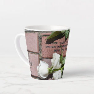 Caneca De Café Latte Alice Young Memorial Brick com White Roses Mug