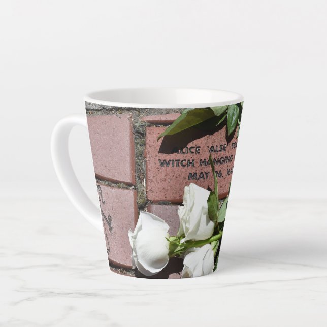Caneca De Café Latte Alice Young Memorial Brick com White Roses Mug (Ângulo esquerdo)