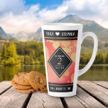Caneca De Café Latte Aniversário de Casamento de Garnet do segundo Eleg<br><div class="desc">Celebre o aniversário de casamento da granada segundo com esta caneca de café na moda! As letras brancas elegantes com um confete hexagonal com poeira dourada sobre um fundo laranja avermelhado com bares pretos acrescentam um toque memorável para esta ocasião especial e marco. Personalize com os nomes dos casais e...</div>