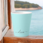 Caneca De Café Latte Aqua Blue Teal Modern Script Girly Monographic Nam<br><div class="desc">Molho Simples Monograma De Teal Azul Aqua Nome Latte Coffee Cup Mug. Isto faz o doce e perfeito aniversário de 16 anos,  casamento,  chá de panela,  aniversário,  chá de fraldas ou festa de solteira presente para alguém que ama luxo de luxo e estilos quíticos.</div>