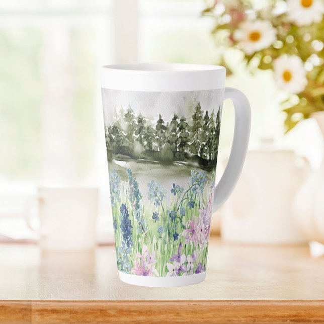 Caneca De Café Latte Aquarela de Flores Azuis Roxas Monogramadas Prado (In situ kitchen table)