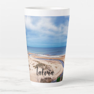 Caneca De Café Latte Areia branca perto do mar Báltico, na Letónia