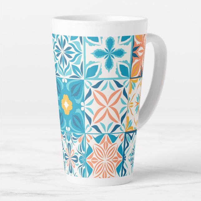 Caneca De Café Latte azulejos ornamentados em azul e laranja (Ângulo direito)