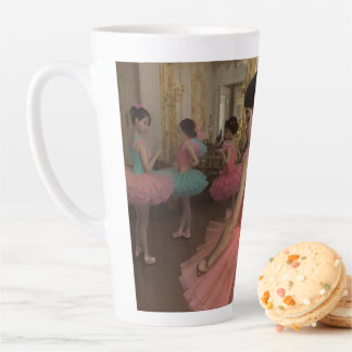 Caneca De Café Latte Bailarinas en una gran sala de estilo rocóco