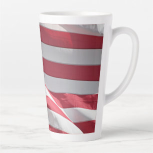 Caneca De Café Latte Bandeira da Liberdade Americana acenando na brisa