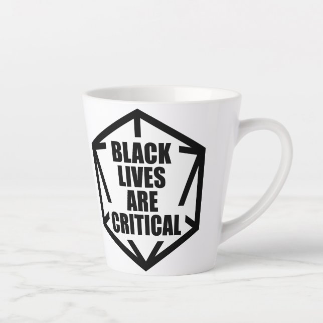 Caneca De Café Latte BLM Black Lives são críticas [B&W] (Direita)