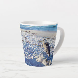 Caneca De Café Latte Blue Heron na praia latte mug