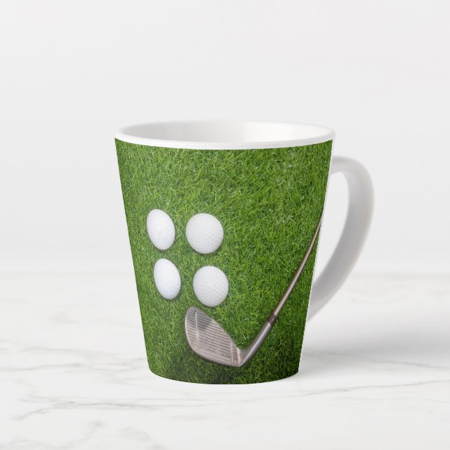Caneca De Café Latte Bolas de golfe estão em grama verde (Ângulo direito)