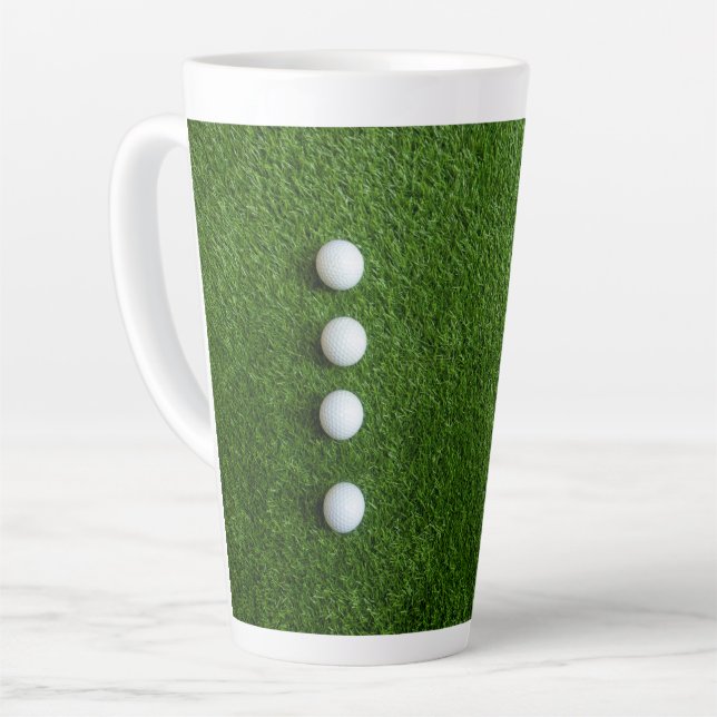 Caneca De Café Latte Bolas de golfe estão em grama verde (Ângulo esquerdo)