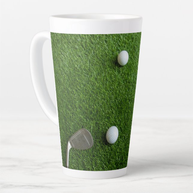 Caneca De Café Latte Bolas de golfe estão em grama verde (Ângulo esquerdo)