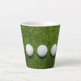 Caneca De Café Latte Bolas de golfe estão em grama verde