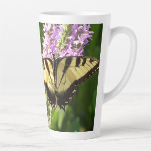 Caneca De Café Latte Borboleta-de-cauda-andorinha em Flores Roxas