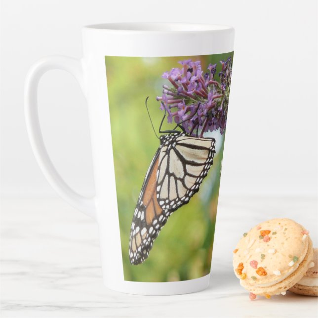 Caneca De Café Latte Borboleta Monarca em Arbusto de Borboleta Roxa (In Situ)